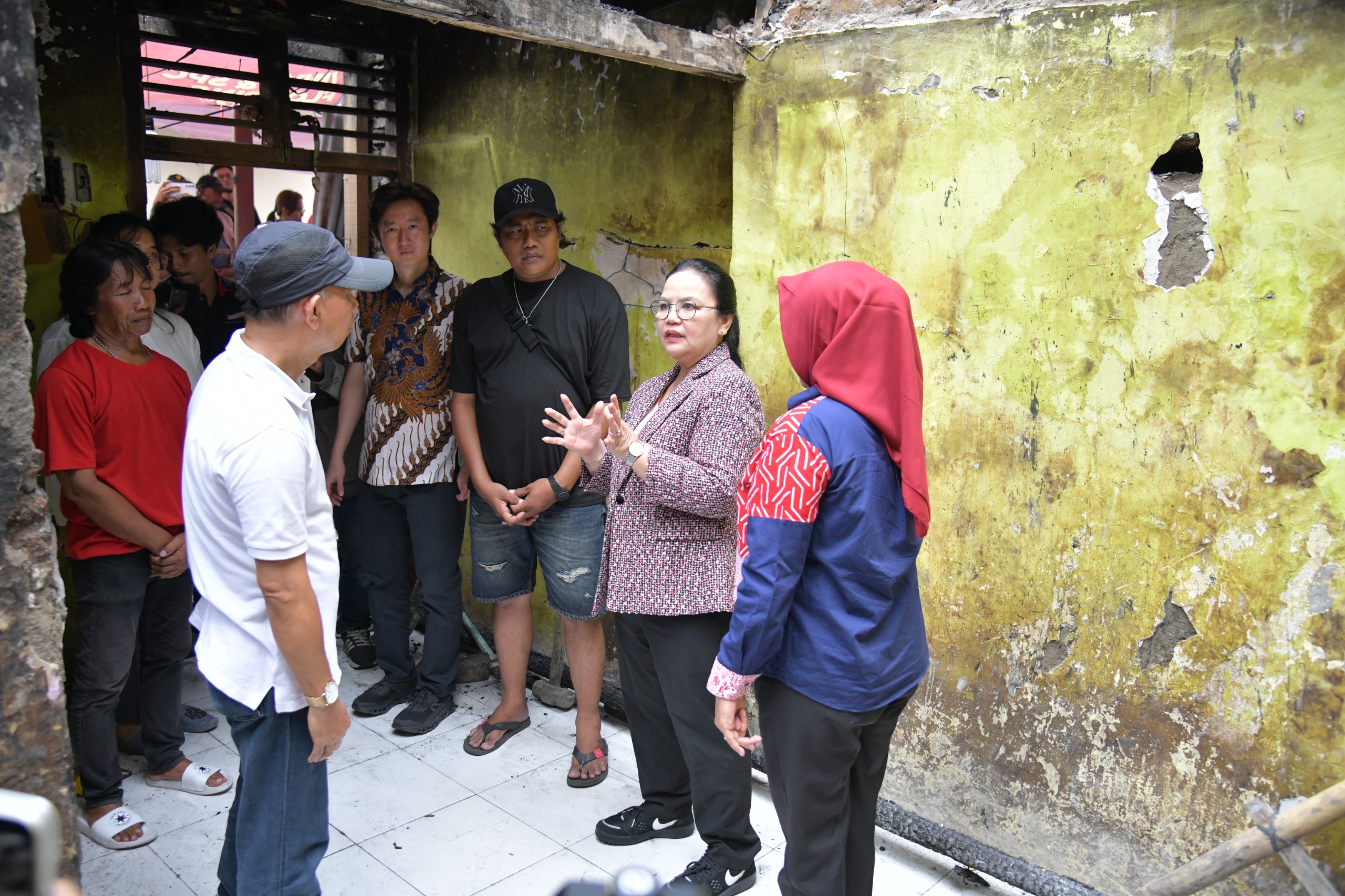 foto Berita Tinjau Korban Kebakaran di Jagalan, Wali Kota Agustina Apresiasi Keguyuban Warga